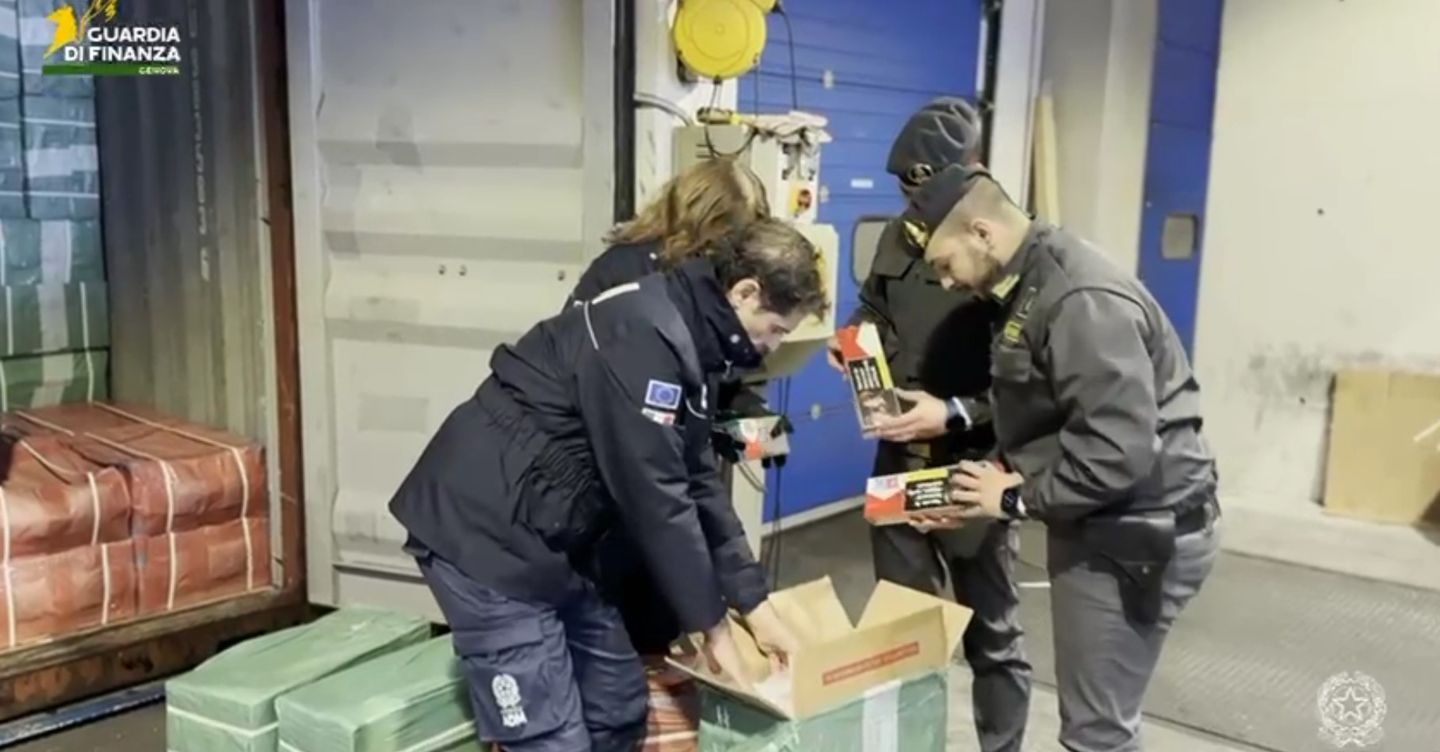 Genova, sequestrate più di 47mila stecche di Marlboro di contrabbando da Singapore